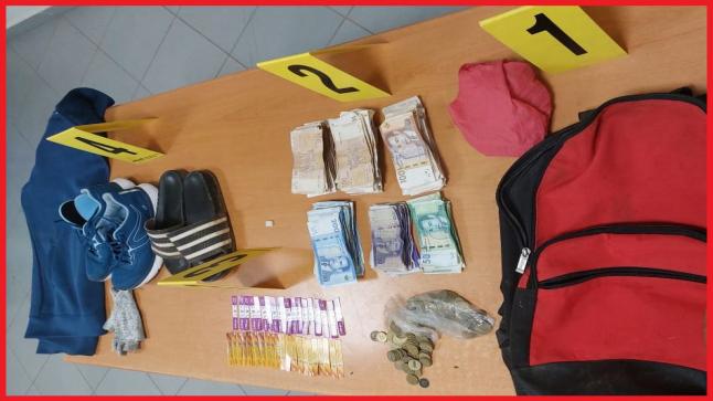  توقيف شقيقين متهمين بالسرقة تحت التهديد باستعمال السلاح الأبيض من داخل وكالة لتسديد الفواتير