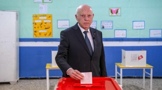 أحزاب سياسية تونسية : قيس سعيد “فقد شرعيته” بعد مهزلة الانتخابات￼