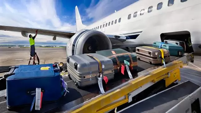 “حراك” يسافر من طنجة إلى لندن داخل أمتعة طائرة..