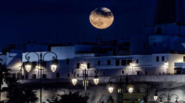 ضمنها المغرب..“القمر الأزرق” العملاق يزين سماء العديد من الدول العربية