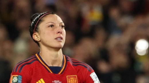 لاعبة المنتخب الإسباني هيرموسو تتقدم بشكوى رسمية ضد رئيس الاتحاد بعد واقعة “القبلة￼￼￼￼”