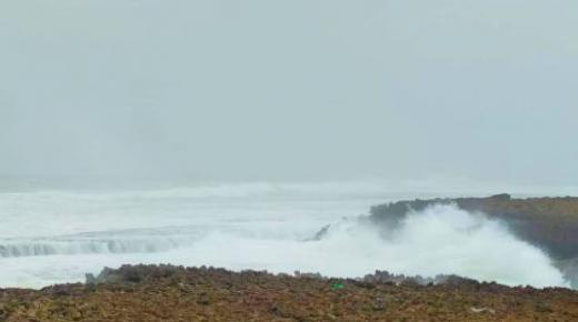 أمواج يتراوح علوها ما بين 4 و6 أمتار مرتقبة ابتداء من يوم الأحد على السواحل الأطلسية بين أصيلة وطرفاية￼