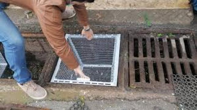 اعتقال شخص لتورطه في سرقة بالوعات قنوات صرف مياه الأمطار ومياه الصرف الصحي..