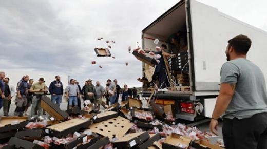 مزارعون إسبان يعترضون شاحنات خضروات مغربية￼