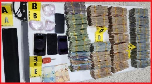 مكافحة المخدرات..توقيف ثلاثة أشخاص وحجز سيارات ومبالغ مالية مهمة