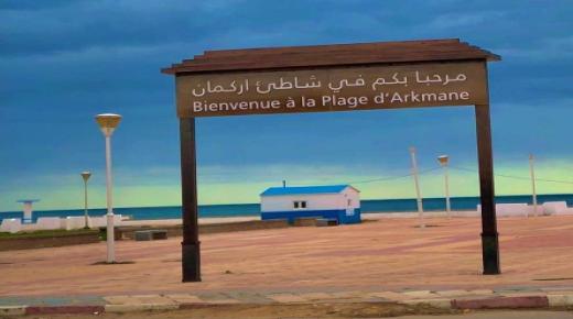 المواطنون بأركمان إقليم الناظور يعبرون عن استيائهم من بناية مهجورة تقع على الشاطئ باتت مسكنا للمتشردين والمتسكعين