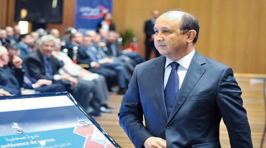 الغلوسي : إن ما يفعله أحيزون يعد “استقواءً على الناس” متهمًا إياه باستخدام المال العام والنفوذ لإسكات الأصوات الناقدة..