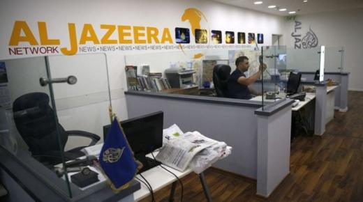 قوات إسرائيلية تقتحم مكتب قناة “الجزيرة” في رام الله وتغلقه وتصادر محتوياته..