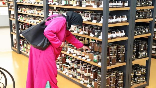 الحكومة تتراجع عن خفض الضريبة على استيراد مادة العسل ..