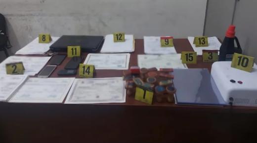 الأمن يُطيح بمروج دبلومات مزورة..