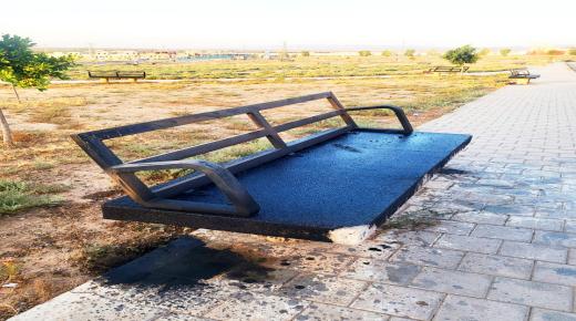 فضيحة بيئية بحي الشهد الأبيض بلازاري: طلاء كراسي الاستراحة بزيت المحركات لمنع المواطنين من الاستفادة منها ليلاً..أين أعين السلطة التي لا تنام؟..