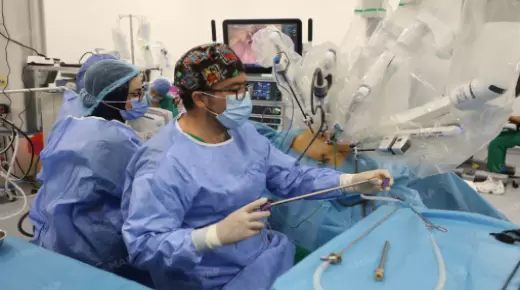 الدار البيضاء: مؤسسة محمد السادس للعلوم والصحة تجري أولى عملياتها الجراحية الباطنية بمساعدة روبوت بنجاح