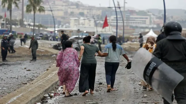 تقديم السيدة التي “ادعت أن جهات رسمية هي من فتحت الحدود في مواجهة المرشحين للهجرة إلى سبتة” أمام العدالة..