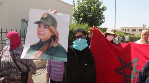 سابقة..مواطنون يحتجون أمام ولاية وجدة يطالبون بعودة القائدة إكرام الموقوفة عن العمل..