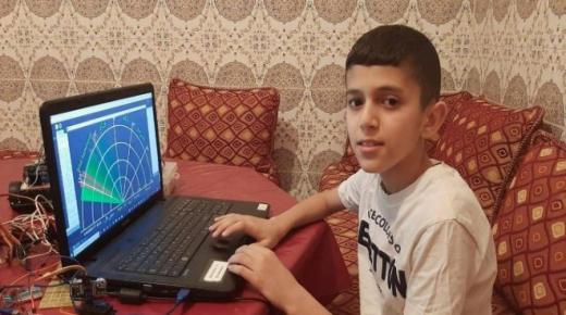 طفل وجدي يصنع الحدث.. يبتكر نظارة إلكترونية للوقاية من فيروس كورونا ..