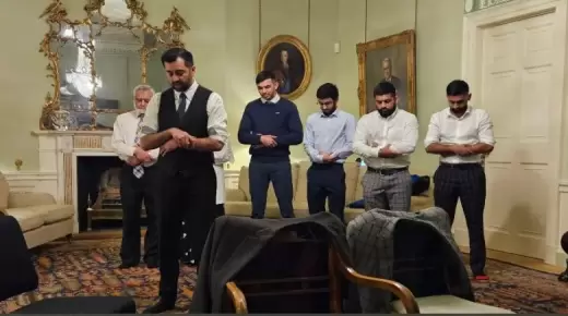 رئيس وزراء اسكتلندا الجديد يؤم عائلته في صلاة بعد الإفطار داخل القصر الرئاسي￼