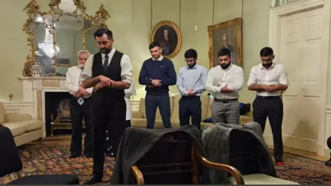 رئيس وزراء اسكتلندا الجديد يؤم عائلته في صلاة بعد الإفطار داخل القصر الرئاسي￼