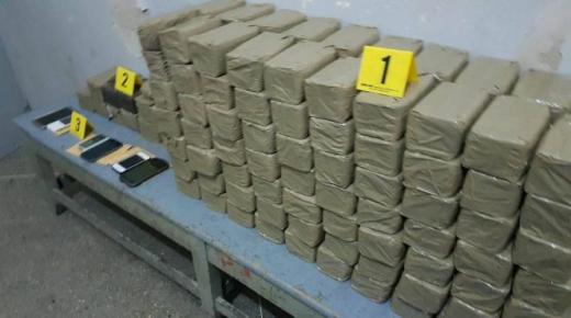 صيد ثمين .. حجز حوالي 2 طن من مخدر الحشيش كانت مخبأة داخل إسطبل