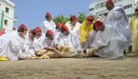 الملك يؤدي صلاة العيد بمسجد الحسن الثاني بتطوان وينحر الأضحية