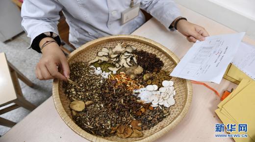 حوار مع الدكتور والصيدلاني خالد الزوين حول فوائد ومحاذير العلاج ب”الطب التقليدي” أو”الطب البديل”..