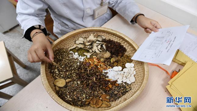 حوار مع الدكتور والصيدلاني خالد الزوين حول فوائد ومحاذير العلاج ب”الطب التقليدي” أو”الطب البديل”..