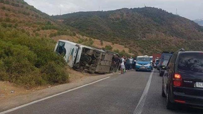فاجعة أخرى بسبب حرب الطرق.. قتلى وجرحى جراء انقلاب حافلة لنقل الركاب