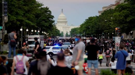 ترامب يهدد المتظاهرين الذين يحاصرونه: لو اجتازتم جدار البيت الأبيض لرحبت بهم الكلاب الشرسة ..