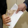 الرقم الأخضر يُسقط موظفة متلبسة برشوة 300 درهم في شباكه..