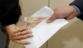 الرقم الأخضر يُسقط موظفة متلبسة برشوة 300 درهم في شباكه..