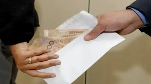 الرقم الأخضر يُسقط موظفة متلبسة برشوة 300 درهم في شباكه..