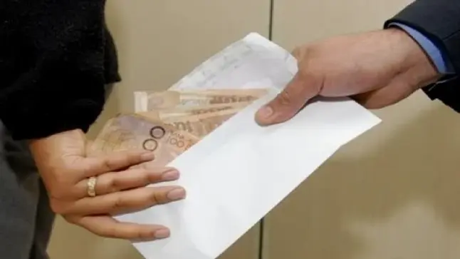 الرقم الأخضر يُسقط موظفة متلبسة برشوة 300 درهم في شباكه..