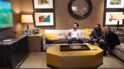 العاهل الأردني يستضيف عامل نظافة لمشاهدة مباراة منتخب بلاده ضد سوريا