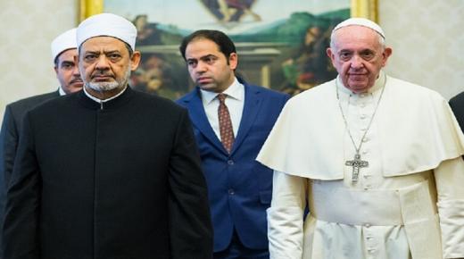 صورة.. الأزهر يرد على انتقادات لصورة متداولة للإمام الأكبر بجانبه كتاب “أفول الغرب” للكاتب  المغربي حسن أوريد..