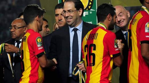 رئيس الحكومة التونسية يصف قرار “الكاف” بـ “المهزلة” ويحملها مسؤولية التشكيك في أمن بلده