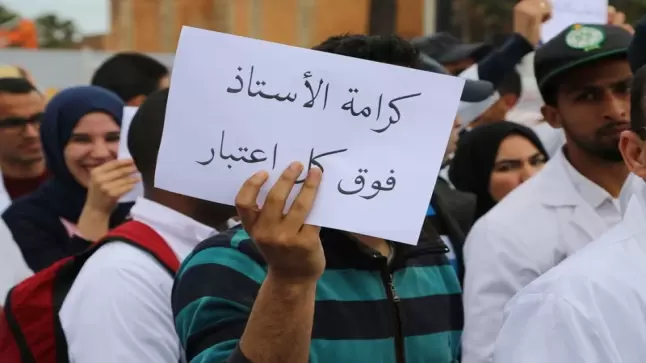  النقابات التعليمية تتشبث بعودة الأساتذة الموقوفين والوزارة تسعى لتأديبهم..