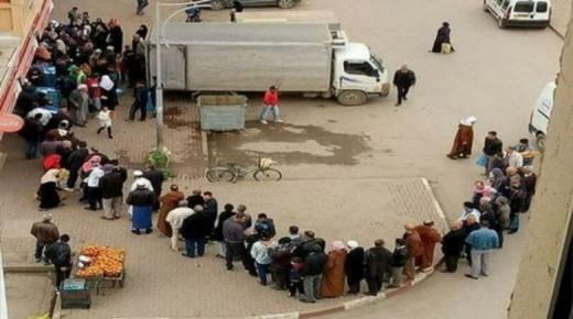 جزائريون يستقبلون رمضان بطوابير طويلة للحصول على مواد غذائية..