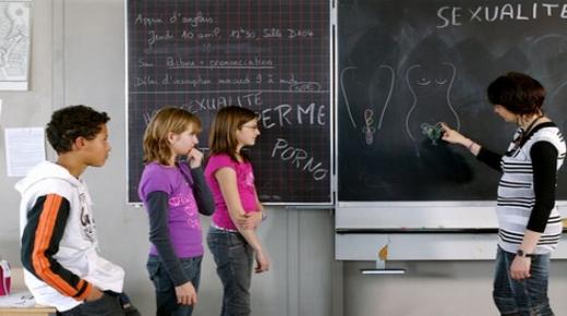 شاهد”فيديو”موقف المغاربة من التربية الجنسية في المناهج التربوية..