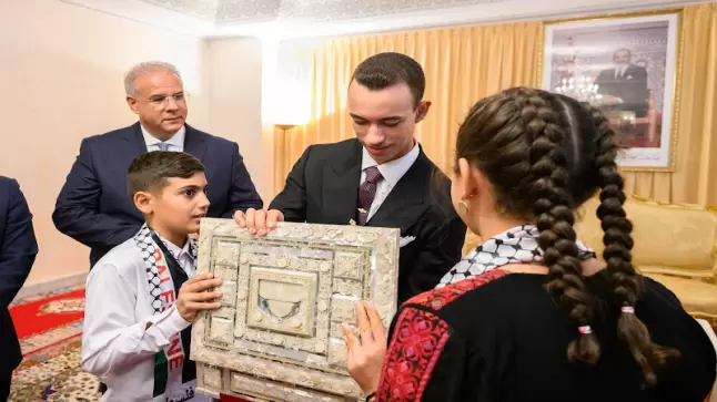 ولي العهد الأمير مولاي الحسن يستقبل الأطفال المقدسيين المشاركين في الدورة الـ 16 للمخيم الصيفي لوكالة بيت مال القدس الشريف..