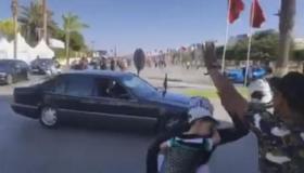 شاهد “فيديو”.. امرأة تعترض موكب الملك بالحسيمة وهي تحمل طفلها على ظهرها..