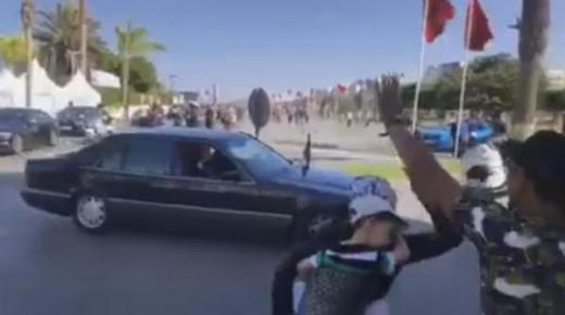 شاهد “فيديو”.. امرأة تعترض موكب الملك بالحسيمة وهي تحمل طفلها على ظهرها..