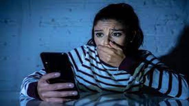 العنف الرقمي بات يشكل مصدر تهديد للصحة النفسية ولسلامة العديد من النساء والفتيات..