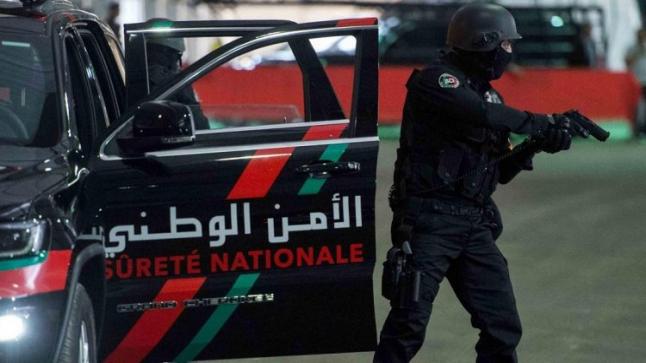 عناصر الشرطة يضطرون لاستخدام أسلحتهم الوظيفية لتوقيف شخص عرّض المواطنين وعناصر الأمن لاعتداء خطير￼