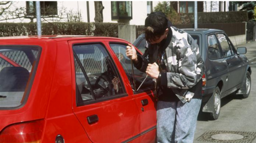 الأمن يعتقل شابا للاشتباه في تورطه بقضية تتعلق بسرقة السيارات