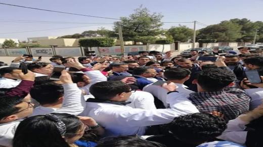 سابقة.. طلبة من كلية الطب والصيدلة ومواطنون يطاردون وزير الصحة بشعارات ساخطة في وجدة