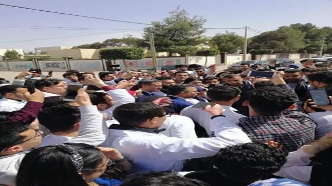 سابقة.. طلبة من كلية الطب والصيدلة ومواطنون يطاردون وزير الصحة بشعارات ساخطة في وجدة