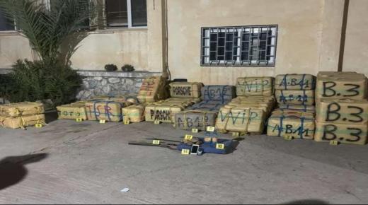 إحباط محاولة تهريب 3 أطنان من المخدرات عبر مياه المحيط..