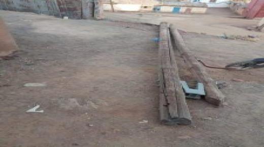 أعمدة كهربائية متساقطة تشكل خطرا على ساكنة العالم القروي بالحسيمة والساكنة تناشد عامل الإقليم..