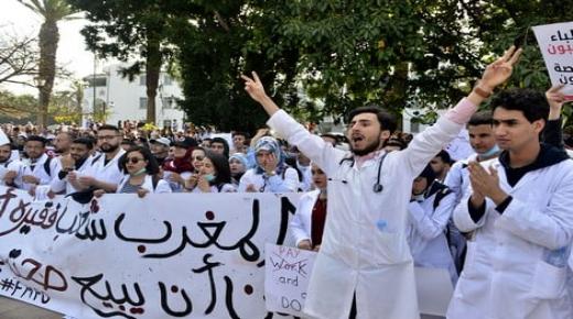 طلبة الطب يعلنون التصعيد من خلال مسيرة “الصمود”رداً على توقيف 66 طالبا..