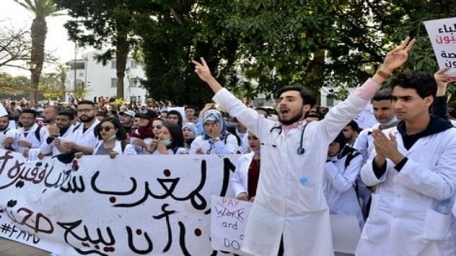 طلبة الطب يعلنون التصعيد من خلال مسيرة “الصمود”رداً على توقيف 66 طالبا..
