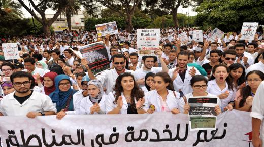 في تصعيد خطير.. وزارة التربية الوطنية توقف 3 أساتذة بكليات الطب والتهمة دعم اضراب الطلبة